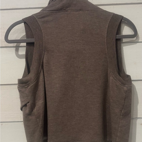House of Harlow 1960 Taupe Sleeveless Cowl Neck Sweater Cropped - Picture 9 of 13